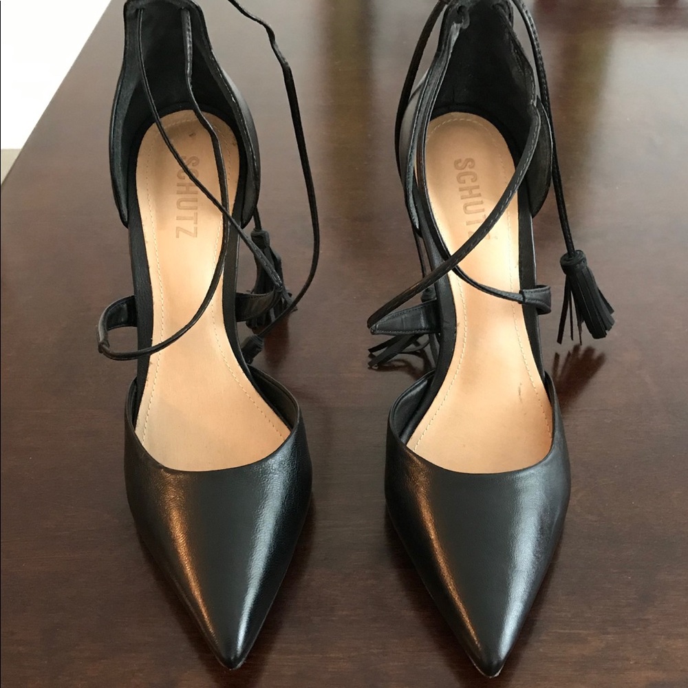 Schultz closed-toed black pumps